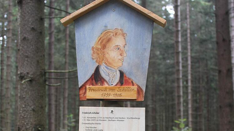 Auch eine Infotafel zu dem berühmten Dichter Friedrich Schiller ist im Dichterwald zu finden. Er wurde 1802 geadelt. Foto: Veronika Schadeck