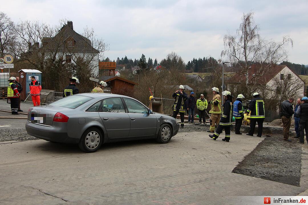 Autofahrer in Hof stürzt mit Pkw in Baugrube