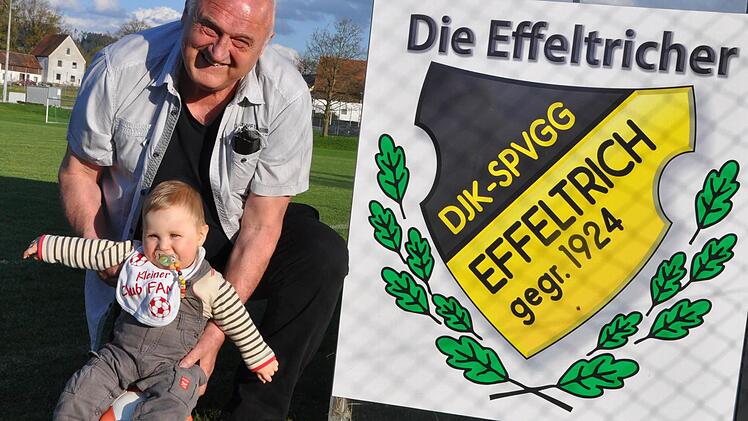 Natürlich zeigt Opa Georg "Bobby" Distler seinem Enkel Mats schon mal den Sportplatz in Effeltrich, außerdem scheint der Weg des Kleinen mit dem Club-Latz um den Hals vorgezeichnet - wenn es nach dem Opa geht.