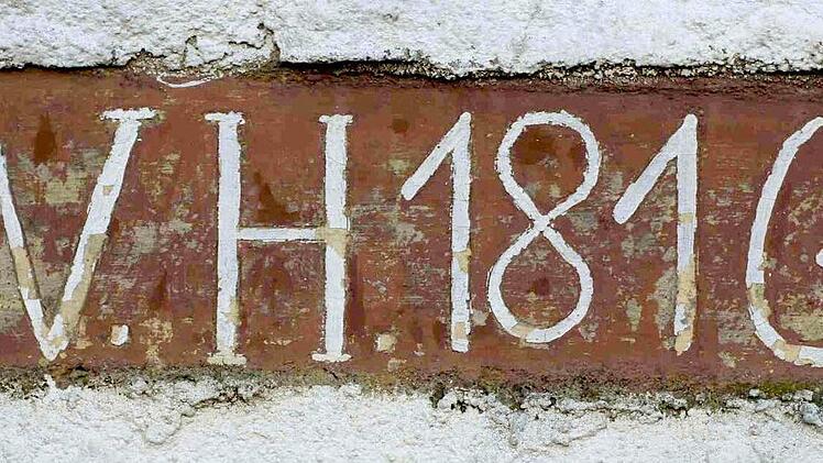 Die Hochwassermarke am Haus Nummer 24 in Tiefenhöchstadt