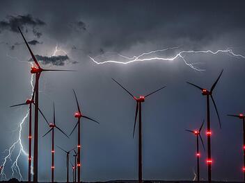 Der Deutsche Wetterdienst warnt an Mariä Himmelfahrt vor starken Gewittern am Nachmittag in Teilen Frankens. Foto: Patrick Pleul/dpa-