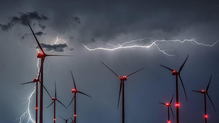 Der Deutsche Wetterdienst warnt an Mariä Himmelfahrt vor starken Gewittern am Nachmittag in Teilen Frankens. Foto: Patrick Pleul/dpa-