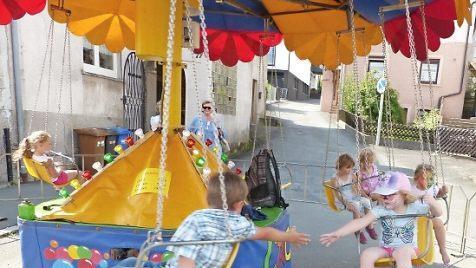 Nur Fliegen ist schöner: Das Kinderkarussell erfreute sich bei den Mädchen und Jungen großer Beliebtheit.