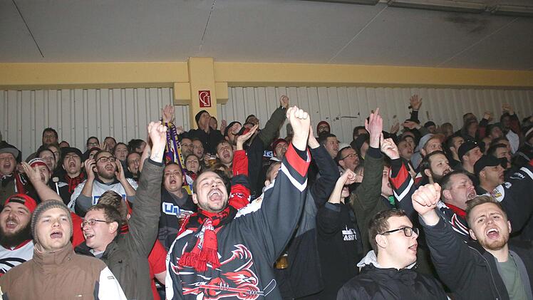 "Jaaaaaaa. Die Nummer 1 am Main sind wir" und "Heimspiel in Schweinfurt": Die ESC-Fans waren außer sich vor Freude über den Derbysieg der "Hawks" im "Icedome".