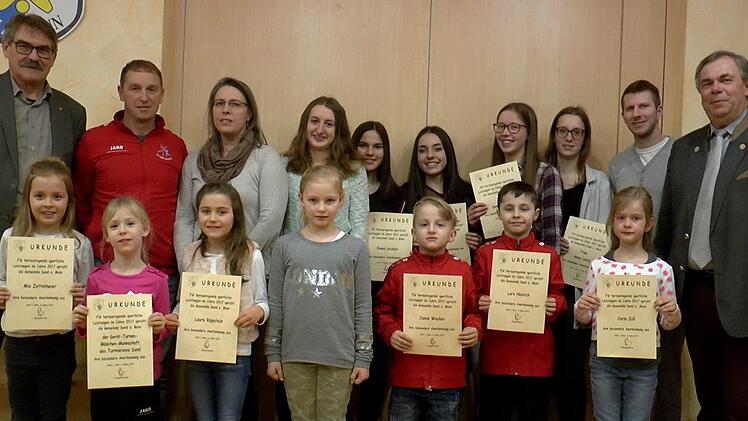 Die erfolgreiche Jugend des Turnvereins Sand wurde zusammen mit ihren Trainern Burkard und Kerstin H&ouml;hn (hinten, 2. u. 3. v. l.) sowie Sebastian Gocker (2. v. r.) von B&uuml;rgermeister Bernhard Ru&szlig; (rechts) und seinem Stellvertreter Paul H&uuml;mmer (links) geehrt.Christian Licha