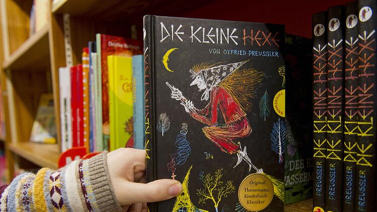 Otfried Preußlers  "Kleine Hexe", wie sie Generationen von Lesern kennen.Foto: Daniel Naupold/dpa