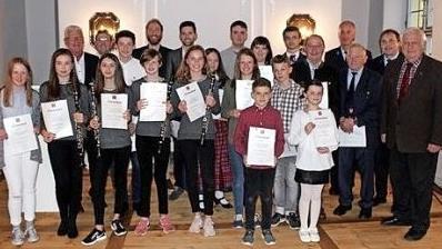 Gruppenbild mit Bürgermeister und Geehrten Foto: privat
