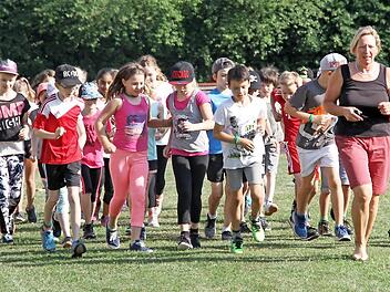 Lehrkraft Sonja Schneidereit (rechts) begleitete jede Klasse in der ersten Runde.  Foto: Gerda Völk
