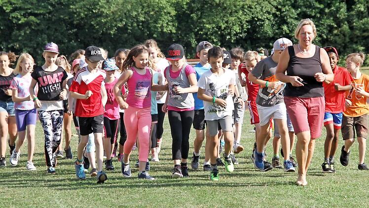 Lehrkraft Sonja Schneidereit (rechts) begleitete jede Klasse in der ersten Runde.  Foto: Gerda Völk
