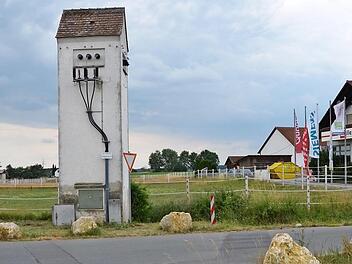 Rechts das Küchenstudio Weller, links hinter dem Trafohäuschen entsteht ein kleines Baugebiet. Gekennzeichnet ist es als Dorfgebiet.  Foto: bp