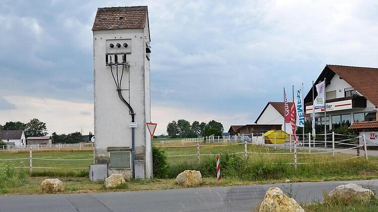 Rechts das Küchenstudio Weller, links hinter dem Trafohäuschen entsteht ein kleines Baugebiet. Gekennzeichnet ist es als Dorfgebiet.  Foto: bp