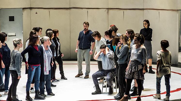 Probenszene aus Bizets "Carmen". Die Neuinszenierung am Landestheater Coburg feiert am 2. Juni Premiere.Foto: Jochen Berger