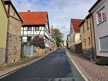Die Dr.-Severin-Illig-Straße führt in Kleinwenkheim von der Hauptstraße hinauf zur Kirche. Dieter Britz