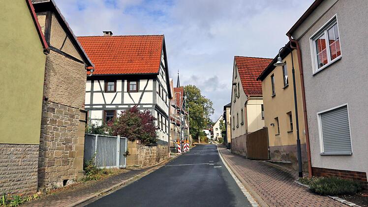 Die Dr.-Severin-Illig-Straße führt in Kleinwenkheim von der Hauptstraße hinauf zur Kirche. Dieter Britz