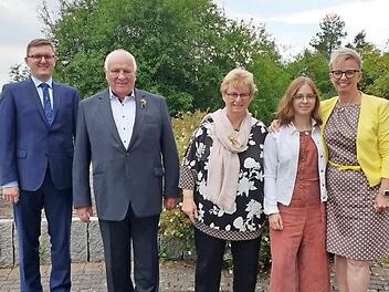Zapfendorfs Bürgermeister Michael Senger, das Jubelpaar Peter und Annemarie Tremel, die Enkeltochter Eva Tremel und Schwiegertochter Sylvia Tremel (von links) Foto: p
