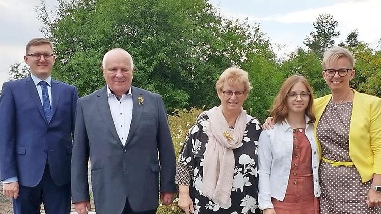 Zapfendorfs Bürgermeister Michael Senger, das Jubelpaar Peter und Annemarie Tremel, die Enkeltochter Eva Tremel und Schwiegertochter Sylvia Tremel (von links) Foto: p