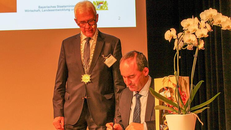 Unter der Aufsicht von Bürgermeister Günther Werner trug sich Hubert Aiwanger in das Goldene Buch der Stadt Haßfurt ein. Foto: Teresa Hirschberg
