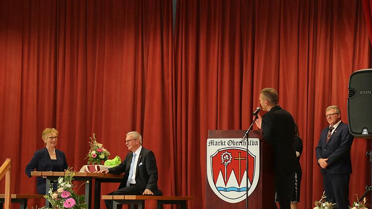 Bürgermeister Mario Götz am Pult während der Veranstaltung. Foto: Hilmar Ruppert