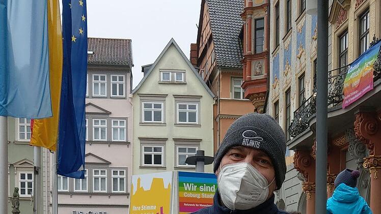 Alex Reuthers Freiheitsstatue verkündet: "Wirr ist das Volk". Foto: Simone Bastian