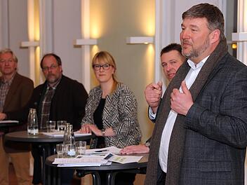 Klaus Stieringer, Andreas Lösche, Michael Böhm und Harald Kurz-Brauner (von rechts) diskutierten über Aufgaben und Möglichkeiten des Stadtmarketings. Zwischen ihnen steht Moderatorin Katharina Groll. Alle Fotos: Matthias Hoch