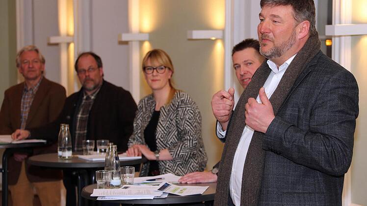 Klaus Stieringer, Andreas Lösche, Michael Böhm und Harald Kurz-Brauner (von rechts) diskutierten über Aufgaben und Möglichkeiten des Stadtmarketings. Zwischen ihnen steht Moderatorin Katharina Groll. Alle Fotos: Matthias Hoch