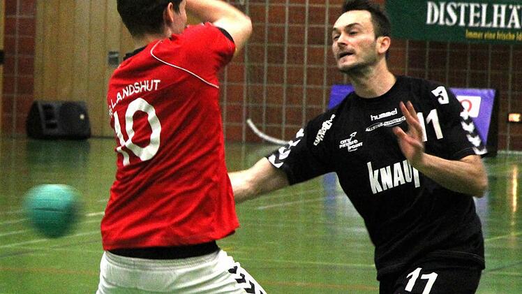 Den härtesten Wurf im Team hat einmal mehr Rödelsees Andre Deis. Hier setzt er einen Hüftwurf um seinen Gegenspieler an. Foto: Krumpholz