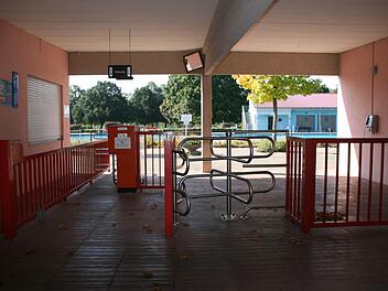 Noch ist Pause wegen der Witterung - doch es kann durchaus sein, dass in einigen Jahren ganz Schluss ist mit dem Volkacher Freibad. Foto: Röllinger
