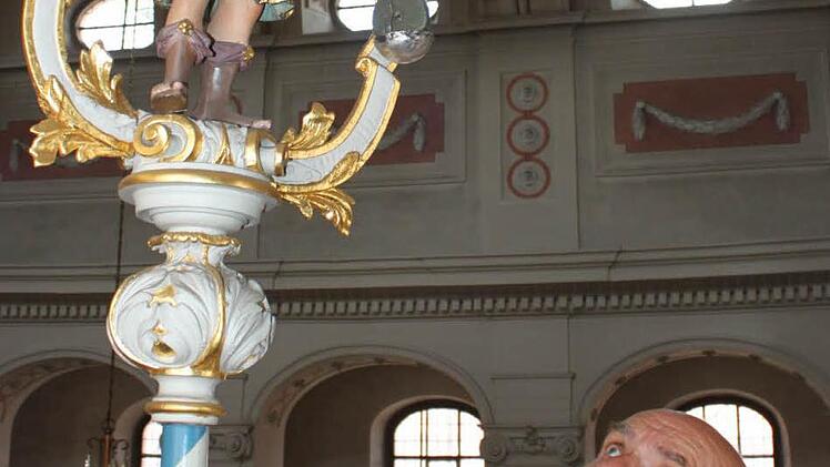 Kirchenpfleger Peter Kaidel mit der Stange des Heiligen Michael.