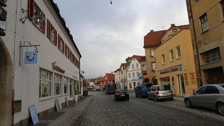 Im Gegensatz zum Sparkassenhaus mit seiner dezenten Werbung (links), trägt das gelbe Haus am Marktplatz 1a auf der gegenüberliegenden Straßenseite nicht zum Ensemble-Schutz bei, so die Einschätzung des Forchheimer Bauamtes. Fotos: Barbara Herbst