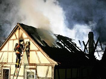 Mit schwerem Atemschutz versuchte die Feuerwehr, Glutnester zu löschen. Fotos: Stefan Johannes