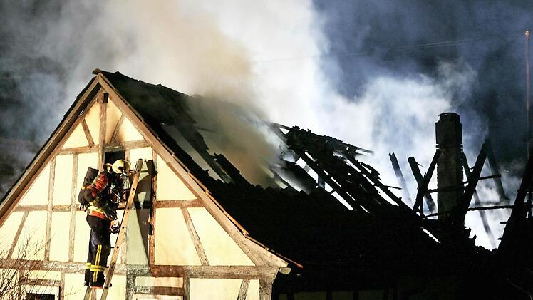 Mit schwerem Atemschutz versuchte die Feuerwehr, Glutnester zu löschen. Fotos: Stefan Johannes