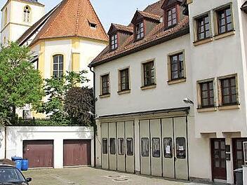 Wird der Hof hinter dem Rathaus, wo die Rentweinsdorfer Feuerwehr bislang untergebracht ist, überdacht, um Platz für ein neues Löschfahrzeug zu schaffen?  Foto: Ralf Kestel