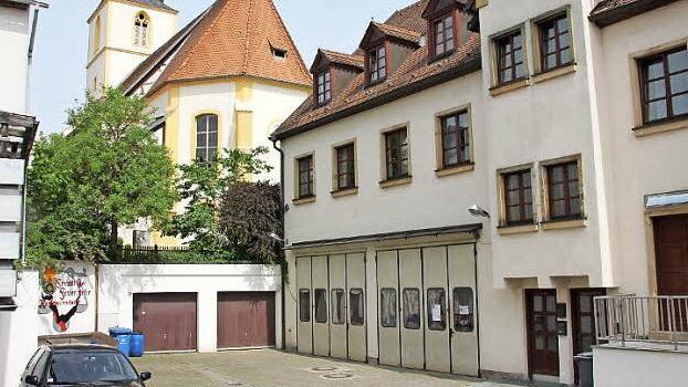 Wird der Hof hinter dem Rathaus, wo die Rentweinsdorfer Feuerwehr bislang untergebracht ist, überdacht, um Platz für ein neues Löschfahrzeug zu schaffen?  Foto: Ralf Kestel