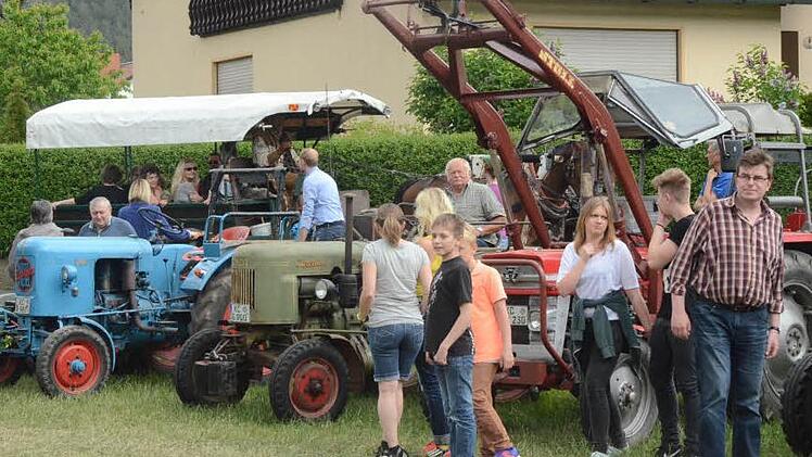 Die antiquierten Maschinen und Traktoren faszinierten große und kleine Bewunderer. Foto: Karl- Heinz Hofmann