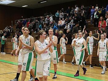 Nach dem 56:63 gegen Heidelberg und einer Saison der Neuorientierung verabschieden sich die Basketballerinnen der DJK Brose Bamberg von ihren Fans in der Graf-Stauffenberg-Halle. Fotos: sportpress