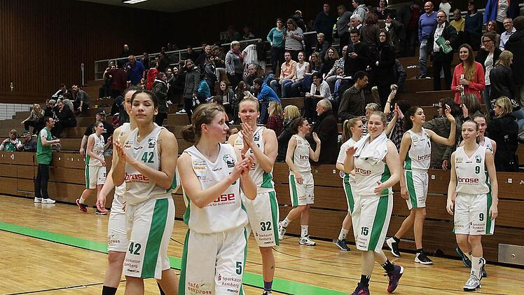 Nach dem 56:63 gegen Heidelberg und einer Saison der Neuorientierung verabschieden sich die Basketballerinnen der DJK Brose Bamberg von ihren Fans in der Graf-Stauffenberg-Halle. Fotos: sportpress