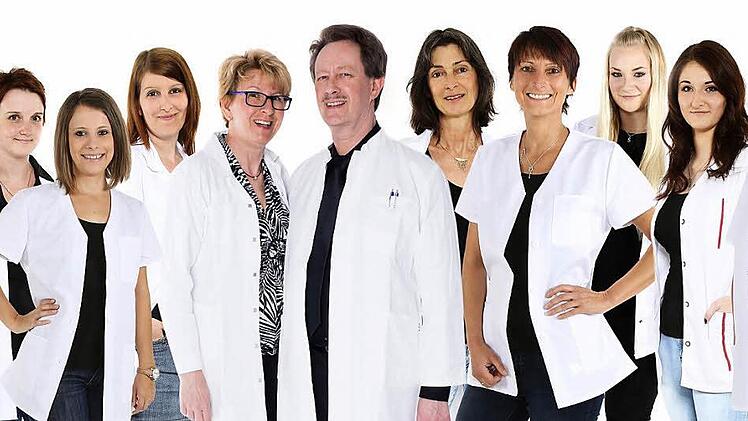 Das Team der Sonnenstern-Apotheke um Apotheker Markus Raschpichler (Mitte) und Filialleiterin Juliane Hellgoth (Vierte von links) begrüßt seine Kunden Am Goldenen Feld 1.