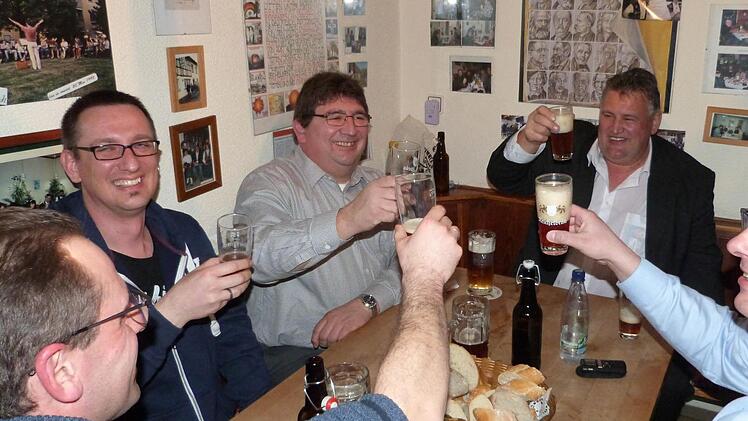 Sie stoßen auf ein gelungenes "Kliesterer Schwarzbier" an (von links) Dominik Kofer, Bernd Heißinger, Harald Peetz, Gerhard Schneider und Raimund Oetter.