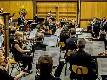 Reichlich Beifall gab es für das Orchester der Musikfreunde Neustadt unter der Leitung von Hans Stähli. Foto: Jochen Berger
