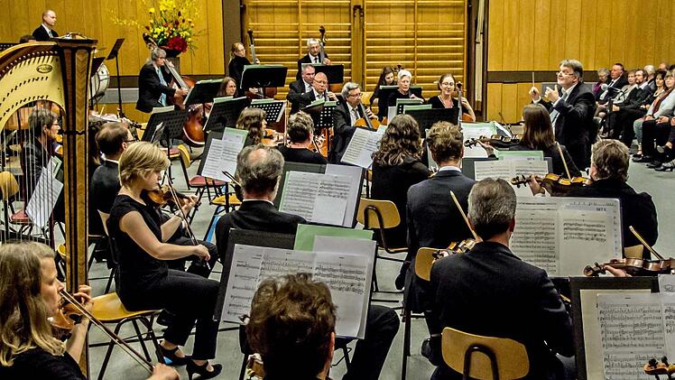 Reichlich Beifall gab es für das Orchester der Musikfreunde Neustadt unter der Leitung von Hans Stähli. Foto: Jochen Berger