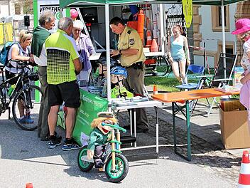 Beratung rund um das Thema Radfahren gab es am Stand der Kreisverkehrswacht und der mobilen Verkehrsschule des Landkreises. Polizeihauptmeister Matthias Kleren hatte hier viel zu tun. Foto: Dieter Britz