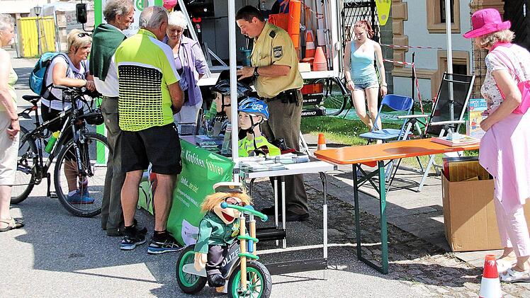 Beratung rund um das Thema Radfahren gab es am Stand der Kreisverkehrswacht und der mobilen Verkehrsschule des Landkreises. Polizeihauptmeister Matthias Kleren hatte hier viel zu tun. Foto: Dieter Britz