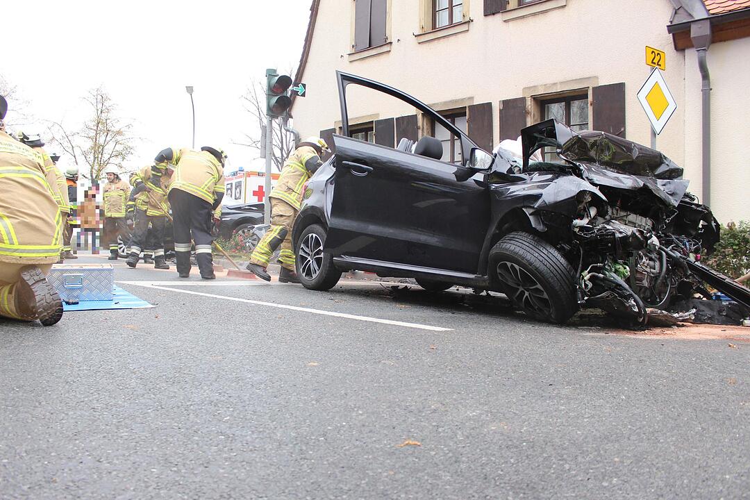 Frau wird bei Crash in Bayreuth im Auto eingeklemmt