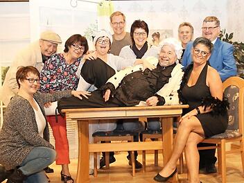 Am kommenden Wochenende beginnt die Spielzeit der Theatergruppe Buch am Forst (von links): Birgit Leicht, Michael Rädlein, Regina Zipfel, Ute Mäusbacher, Uwe Müller, Gertrud Rädlein, Karlheinz Knauer, Manfred Vogt, Carola Ganß. Peter Dominik (liegend)  Foto: Michael Stelzner
