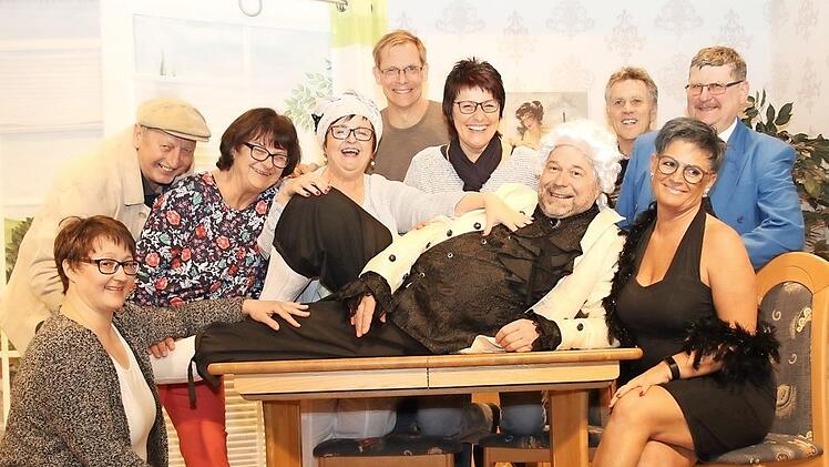 Am kommenden Wochenende beginnt die Spielzeit der Theatergruppe Buch am Forst (von links): Birgit Leicht, Michael Rädlein, Regina Zipfel, Ute Mäusbacher, Uwe Müller, Gertrud Rädlein, Karlheinz Knauer, Manfred Vogt, Carola Ganß. Peter Dominik (liegend)  Foto: Michael Stelzner