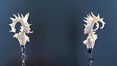 Filigrane Arbeit: "Djinn and Lilith" sind diese Skulpturen betitelt, die Olaf Schönherr unter anderem in Melbourne ausstellt.