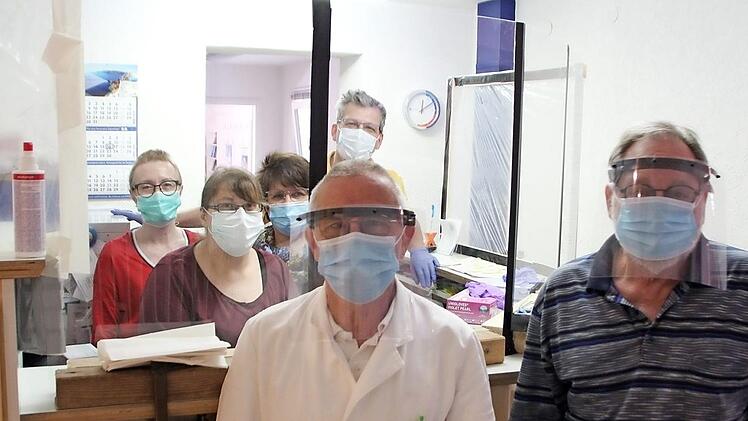 Die Ärzte Frank Missel und Roland Maeumbaed (vorne von links) und ihr Personal in Schutzausrüstung.