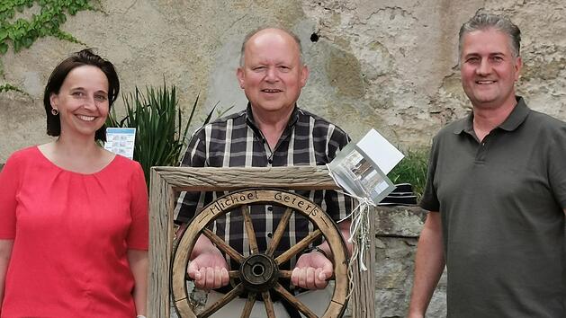 Michael Geier (mitte) wurde von Ulrike Schade (links, Verwaltungsleitung Th&uuml;ringen) und Torsten Raab (Verwaltungsleitung Hessen) mit einem Geschenk verabschiedet. Foto: Sandra Heine