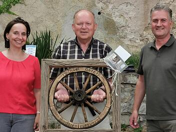 Michael Geier (mitte) wurde von Ulrike Schade (links, Verwaltungsleitung Thüringen) und Torsten Raab (Verwaltungsleitung Hessen) mit einem Geschenk verabschiedet. Foto: Sandra Heine