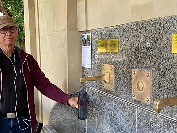 Kurgast Franz Ostermeier füllt sich regelmäßig Heilwasser vom Maxbrunnen ab, um etwas für seine Gesundheit zu tun. Foto: Angelika Despang